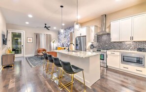 冷蔵庫、電子レンジ、オーブン、コンロ