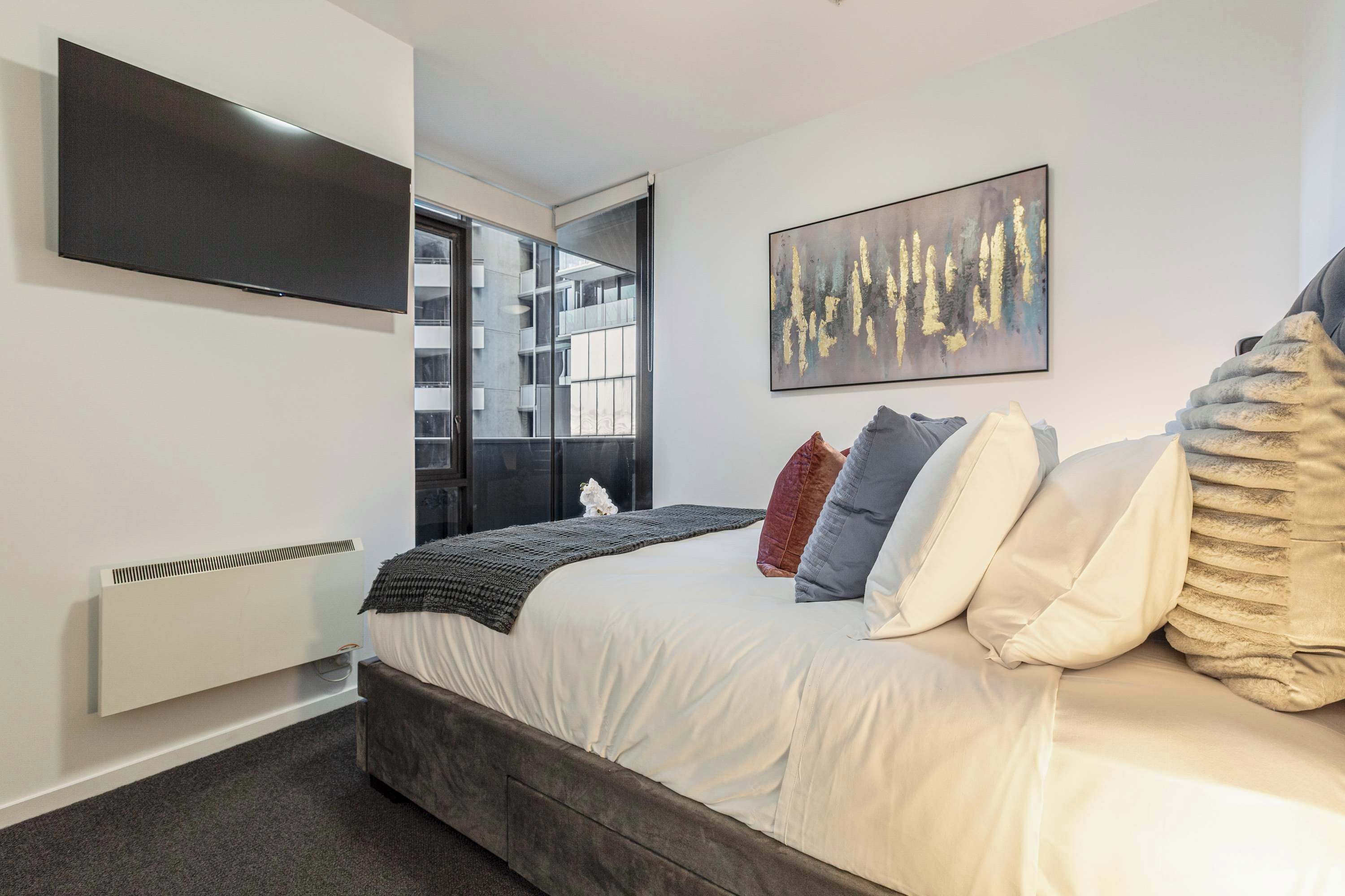 2 bedrooms, desk, WiFi, bed sheets