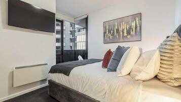 2 bedrooms, desk, WiFi, bed sheets