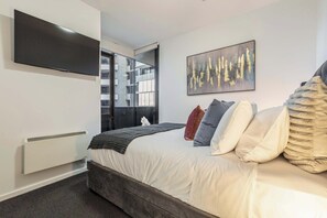 2 bedrooms, desk, WiFi, bed sheets - VAQUAY Anchor & Abode In Docklands | Stay Awhile • PS®5 Console • TV In Each BR (Docklands)