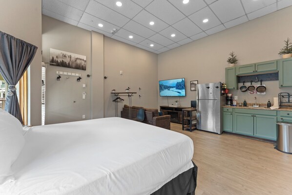 In-room safe, free WiFi, bed sheets