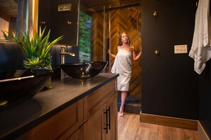 Shower, hair dryer, towels, shampoo - Mountain Moonlight at Saluda Mountain Retreats! (Saluda)