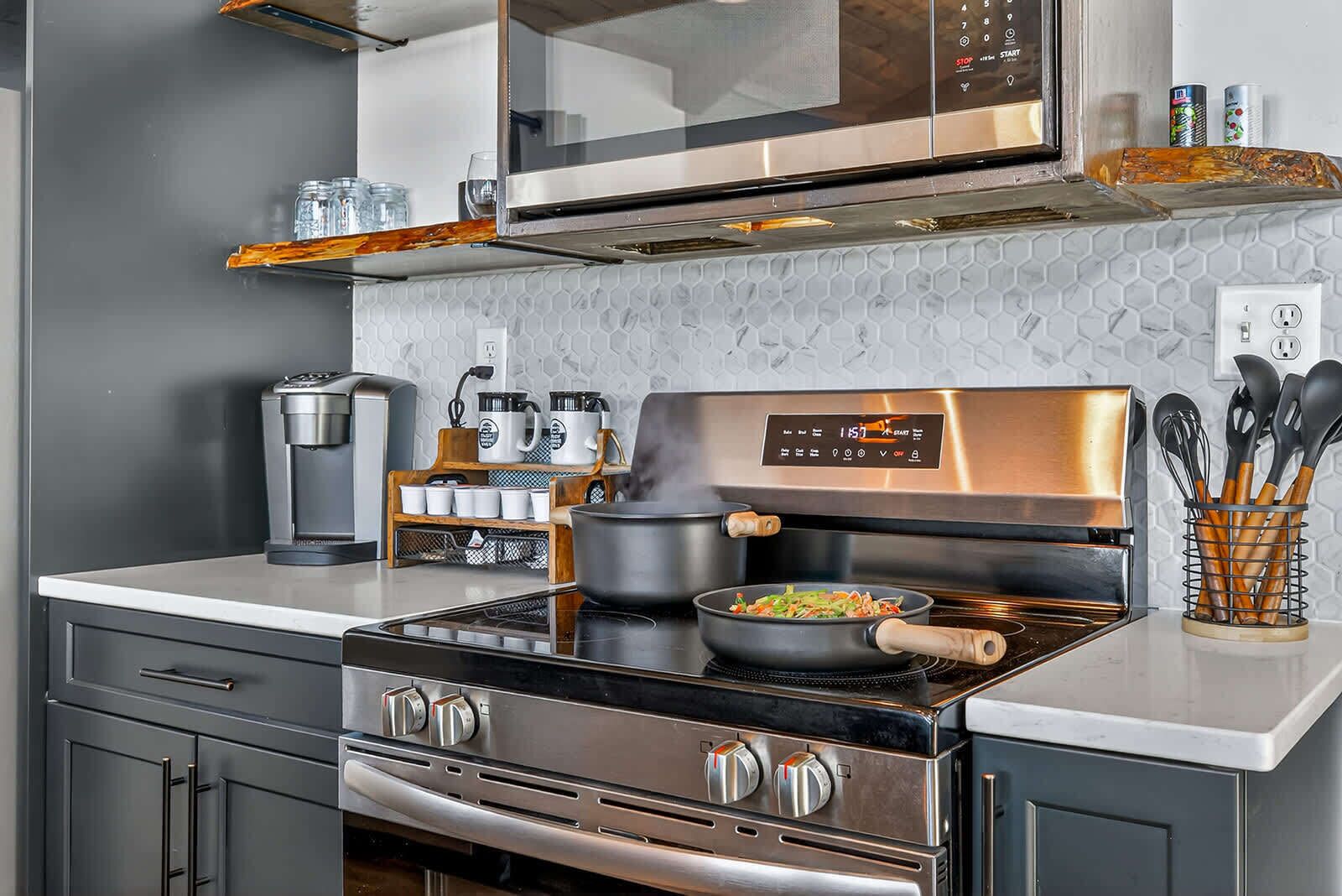 Kjøleskap, mikrobølgeovn, ovn og kokeplater