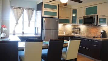 Micro-ondas, cooktop, cafeteira/chaleira