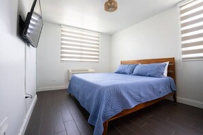 3 bedrooms, desk, WiFi, bed sheets