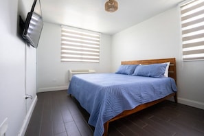 3 bedrooms, desk, WiFi, bed sheets