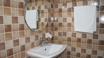 Deluxe Room | Bathroom