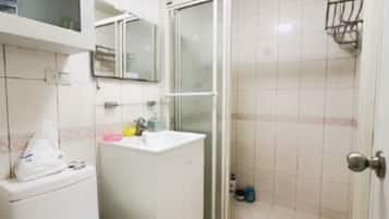 Douche, sèche-cheveux, serviettes fournies, savon