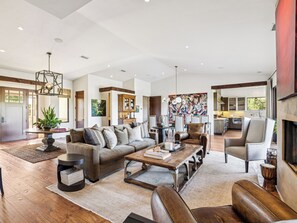 Téléviseur, foyer, livres, chaßne audio