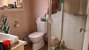 Bathroom - Parrot's on the creek . (Ballarat East)