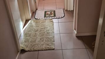 Chuveiro, secador de cabelo, toalhas de banho, sabonete