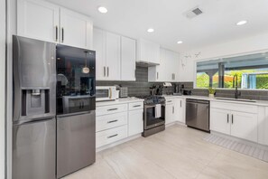 冷蔵庫、電子レンジ、オーブン、コンロ