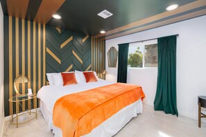 4 bedrooms, desk, WiFi, bed sheets