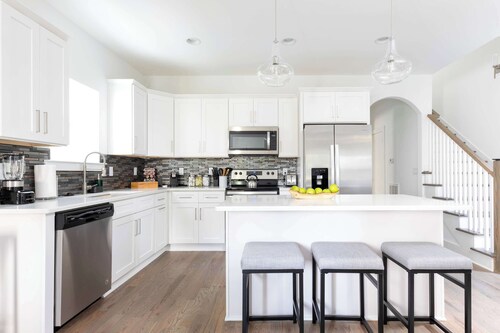 Trendy 4BR Getaway for 12, Near Downtown Nash!