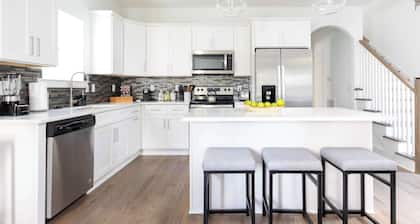 Trendy 4BR Getaway for 12, Near Downtown Nash!