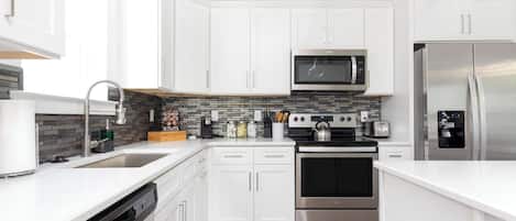 Een koelkast, een microgolfoven, een oven, een kookplaat