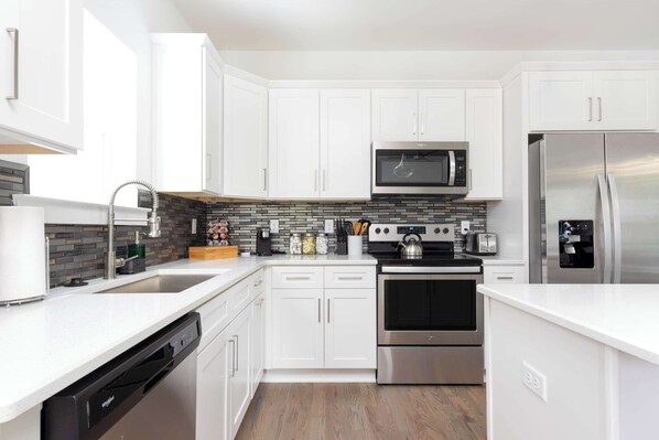 Réfrigérateur, four à micro-ondes, un four, surface de cuisson