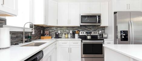 Refrigerador, microondas, horno y parrilla de estufa