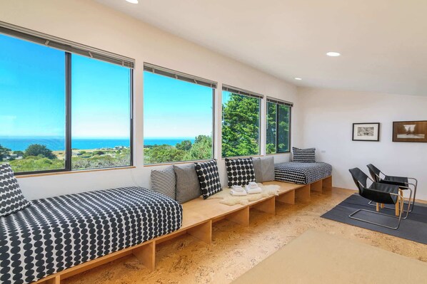 2 bedrooms, iron/ironing board, WiFi, bed sheets - Tallgrass Modern w/ EV Charger & Ocean Views (Sea Ranch)