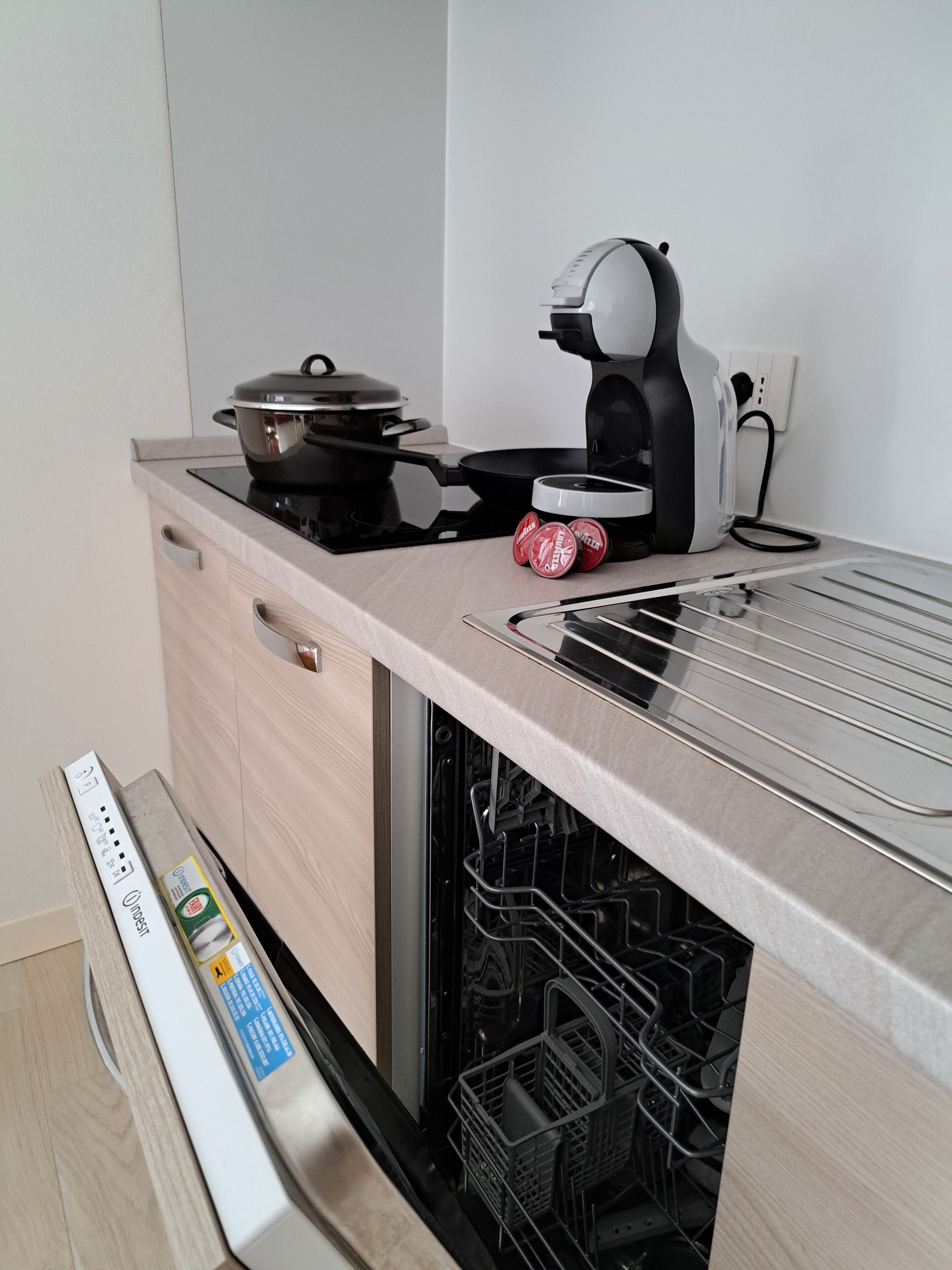 Mikrowelle, Ofen, Herdplatte, Geschirrspüler