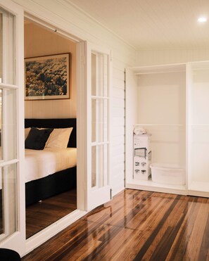 4 bedrooms, desk, iron/ironing board, WiFi