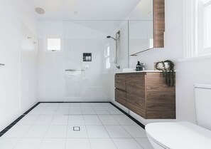 淋浴设施、吹风机、毛巾