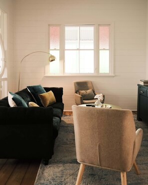 Televisión, libros y oficina 