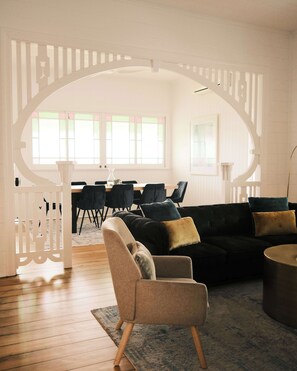 TV, books, offices - Urban Getaway Colonial 6 beds 2 bath, aircon, pet, family (Booval)