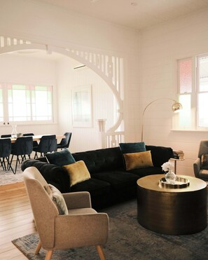 Televisión, libros y oficina 