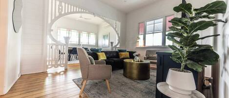 Televisión, libros, oficina