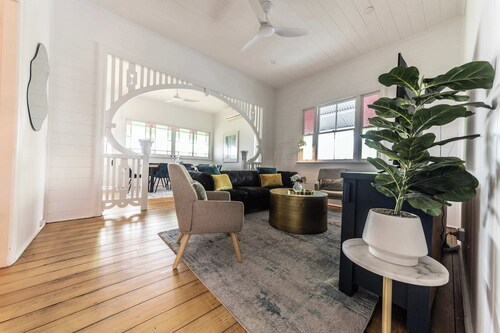 Urban Getaway Colonial 6 beds 2 bath, aircon, pet, family