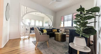 Urban Getaway Colonial 6 beds 2 bath, aircon, pet, family