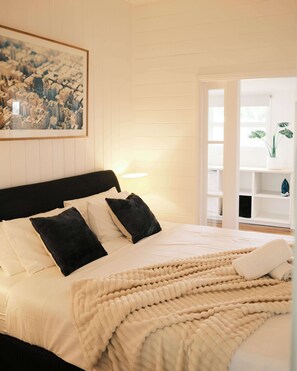 4 bedrooms, desk, iron/ironing board, WiFi - Urban Getaway Colonial 6 beds 2 bath, aircon, pet, family (Booval)