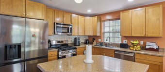 Drexel Iconic: Suburban Retreat, Spacious 3-bedroom home, Central AC, Amenities