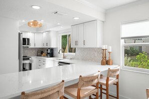 Réfrigérateur, micro-ondes, plaque de cuisson, lave-vaisselle