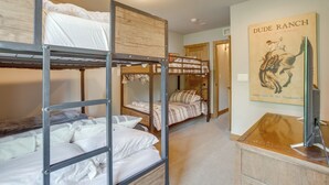 Ein Mehrbettzimmer mit einem Poster von 'Dude Ranch Cody, Wyoming' an der Wand.