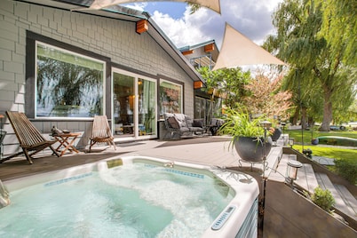Hot Tub, Deck & Mtn Views: Nine Mile Falls Duplex