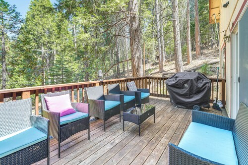 Hike, Swim, Golf: Family Retreat in Arnold!