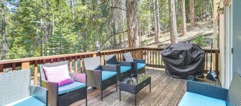 Hike, Swim, Golf: Family Retreat in Arnold!