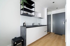 Geladeira, fogão, torradeira, talheres/pratos/utensílios de cozinha