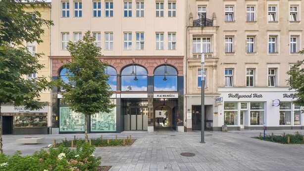 A building with a storefront named "Hollywood Hair" and a mural on the facade. - Modern Studio in the Center of Poznań | Smart TV (Poznań)