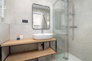Shower, hair dryer, towels, shampoo