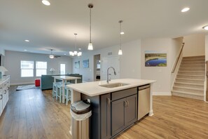 Apartment (3 Bedrooms) | Interior - 3 Mi to Golf & Waterway: Ocean Isle Beach Retreat! (Ocean Isle Beach)