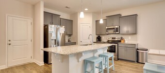 3 Mi to Sand & Surf: Ocean Isle Beach Retreat!