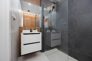 Shower, hair dryer, towels, shampoo