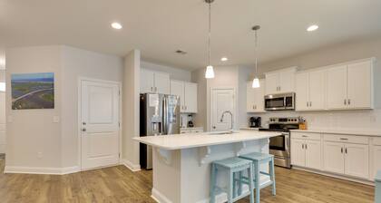 3 Mi to Golf & Waterway: Ocean Isle Beach Retreat!