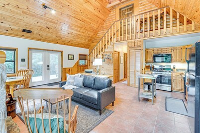 Hike, Fish & More: Cozy Cabin w/ Patio in Murphy!