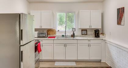Pet-friendly Retreat: Over 3 Acres in Baldwin!