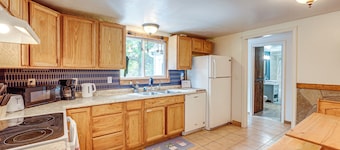 2 Mi to Michigan's Adventure: Family Home w/ Patio