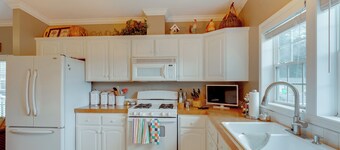 1 Mi to Silver Lake Sand Dunes: Family Gem w/ Yard